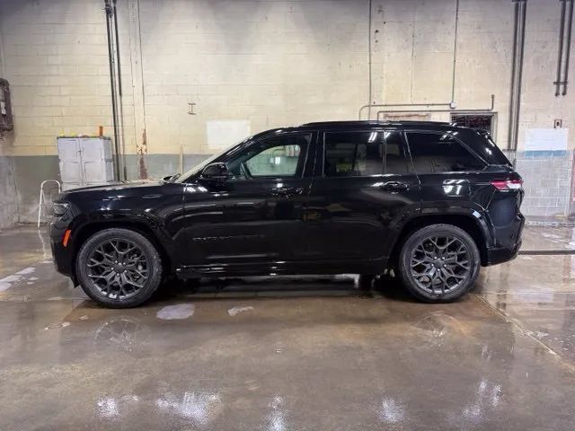 Used 2025 Jeep Grand Cherokee Summit w/ Obsidian Package AWD/4WD image 8