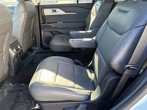 New 2025 Ford Explorer Active w/ Active Comfort Package image 8