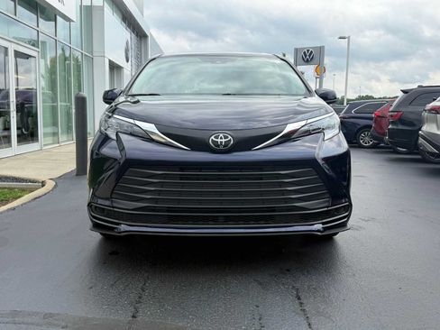Used 2026 Toyota Sienna LE AWD/4WD image 2