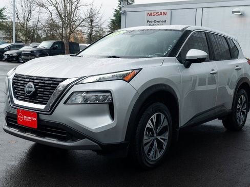 Used 2022 Nissan Rogue SV image 3