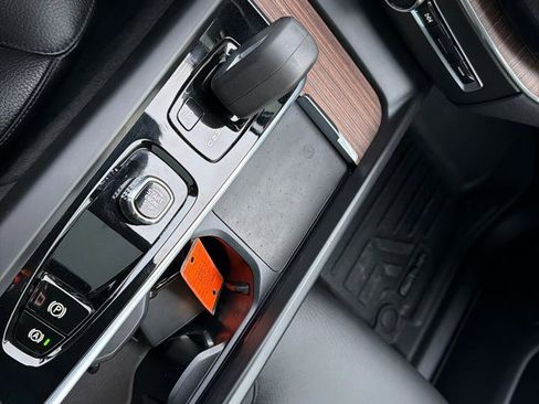 Used 2022 Volvo XC60 B5 Momentum w/ Climate Package image 27