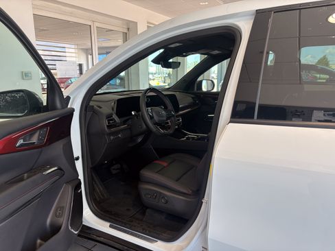 Used 2026 Chevrolet Traverse RS AWD/4WD image 2