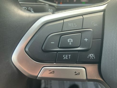 Used 2025 Volkswagen Taos SE FWD image 17