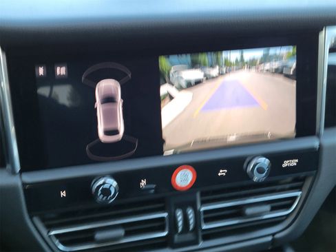 Certified 2025 Porsche Macan image 18