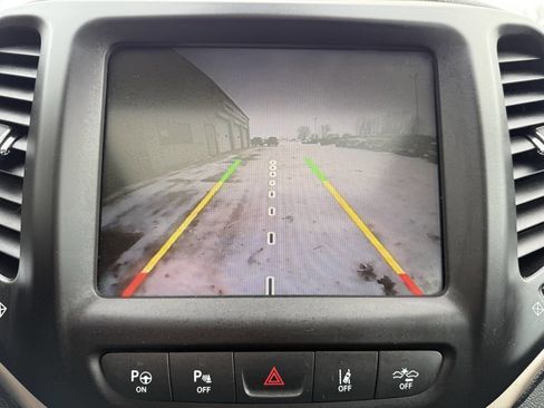 Used 2015 Jeep Cherokee Limited w/ Luxury Group image 19