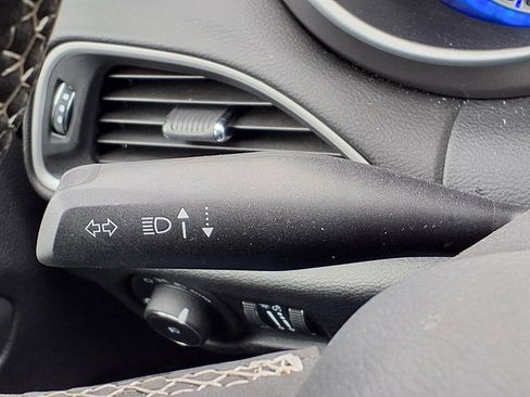 Used 2025 Chrysler Pacifica Select image 24