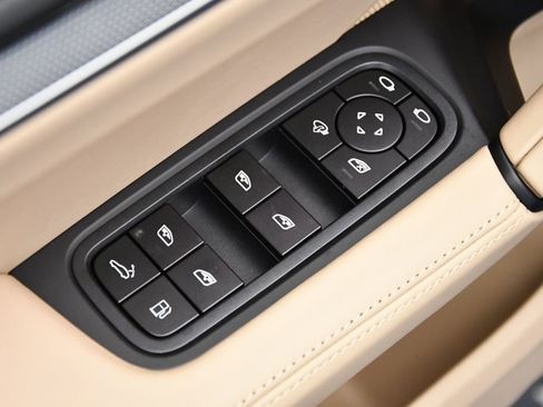 Used 2025 Porsche Cayenne S image 37