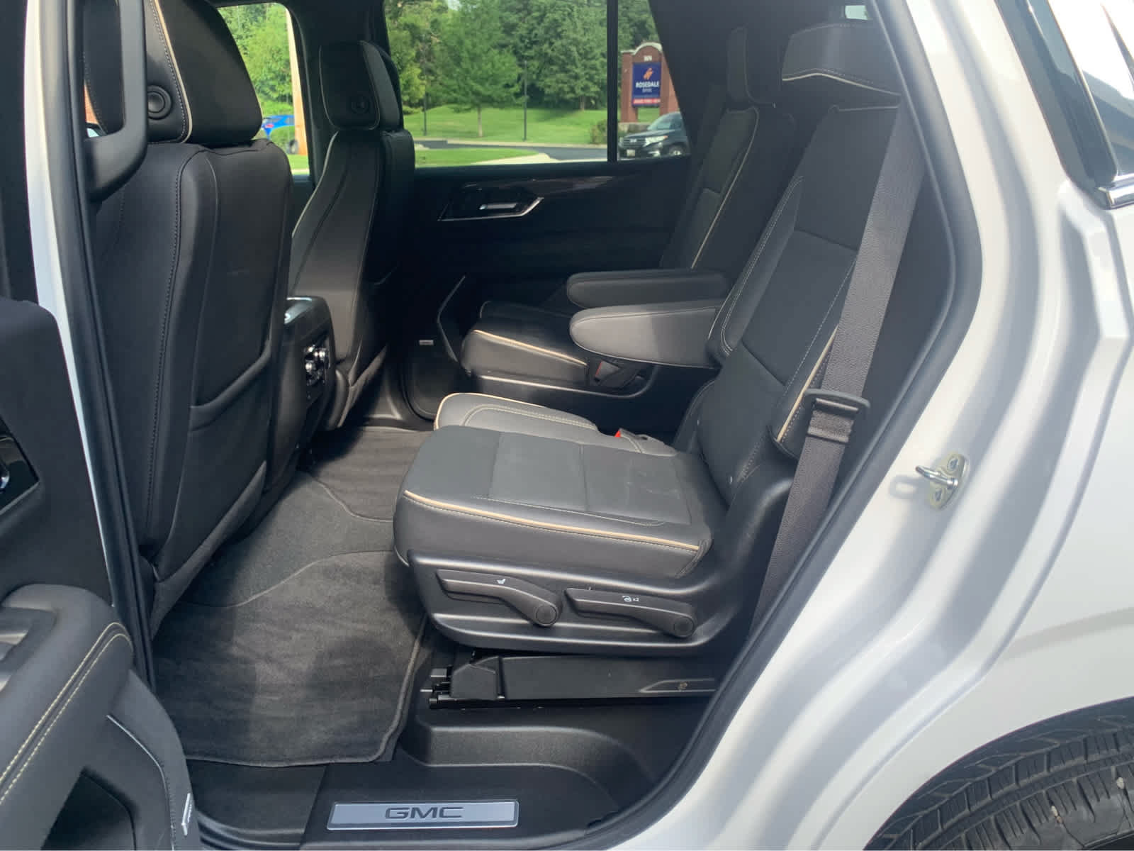 Used 2025 GMC Yukon Elevation AWD/4WD image 24