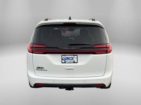 Used 2024 Chrysler Pacifica Touring-L w/ Road Tripper Package image 3