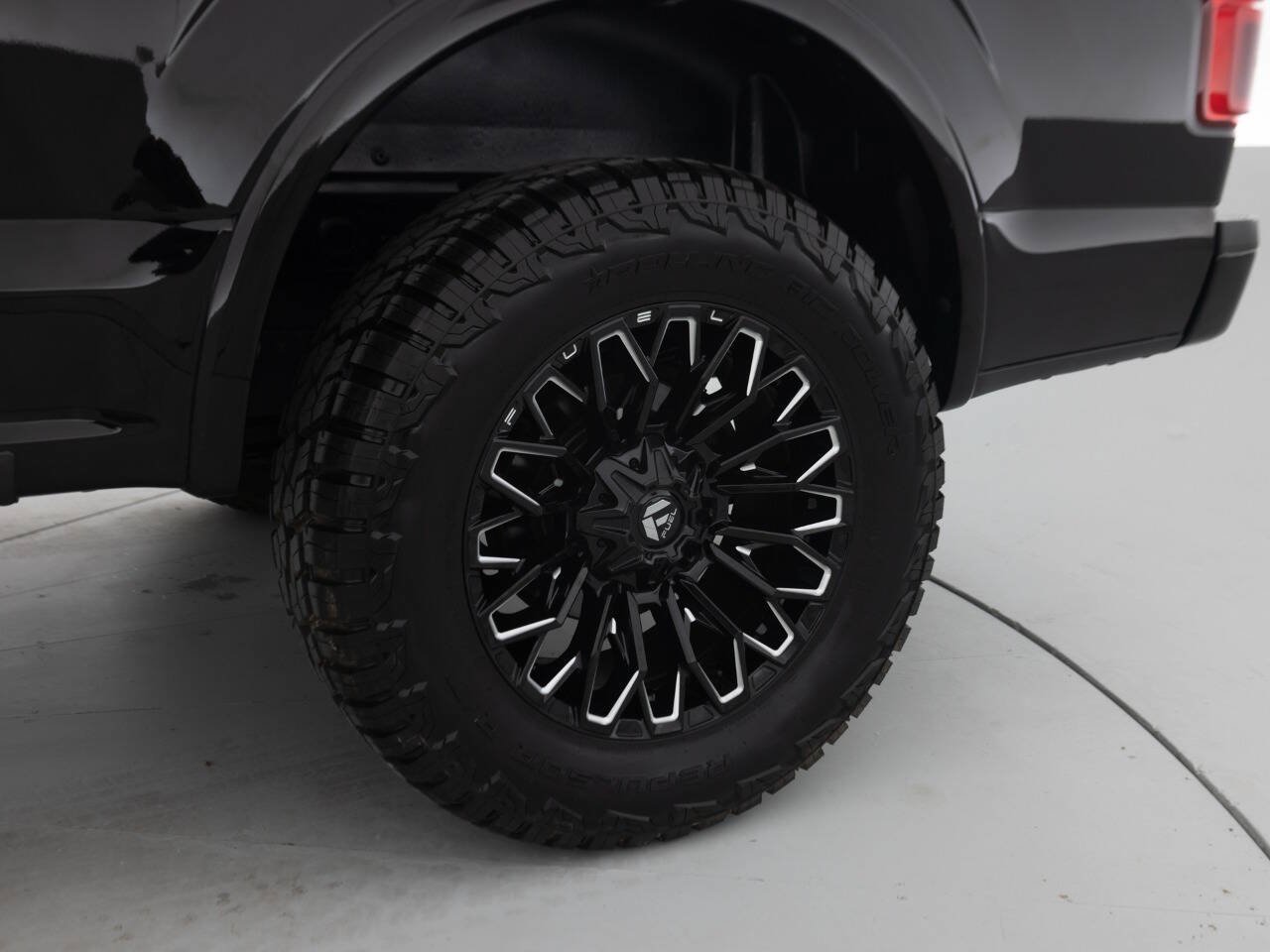 Used 2018 Ford F150 Platinum w/ Equipment Group 701A Luxury AWD/4WD image 22