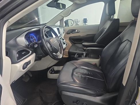 Used 2020 Chrysler Pacifica Touring-L w/ Tire & Wheel Group FWD image 6