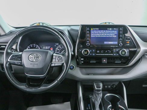 Used 2021 Toyota Highlander XLE FWD image 17