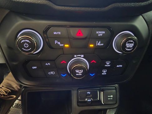 Used 2018 Jeep Renegade Latitude w/ Advanced Technology Group image 17