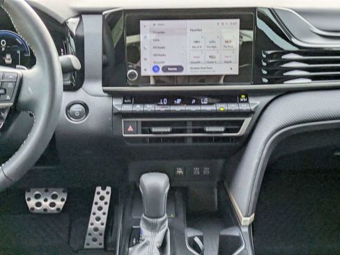 Used 2025 Toyota Camry SE FWD image 19