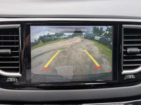 Used 2023 Chrysler Pacifica Touring-L FWD image 32