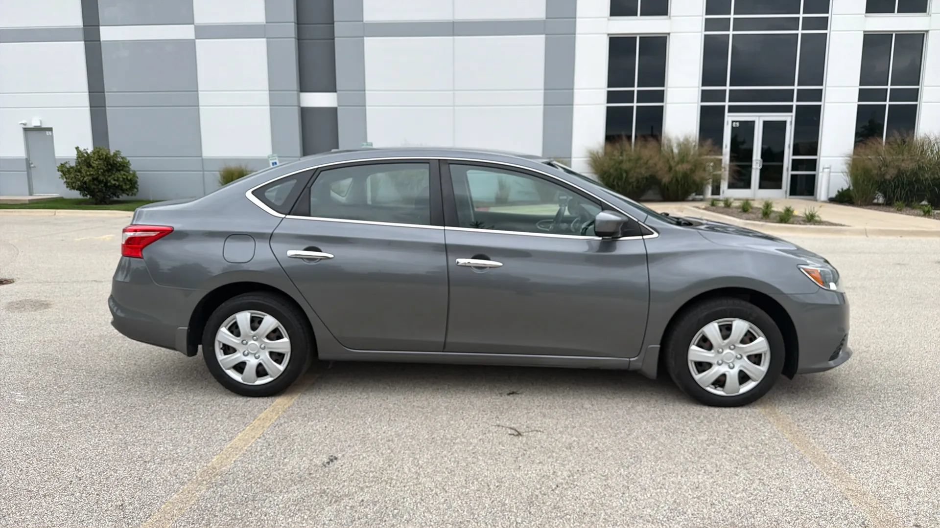 Used 2016 Nissan Sentra SV FWD image 4
