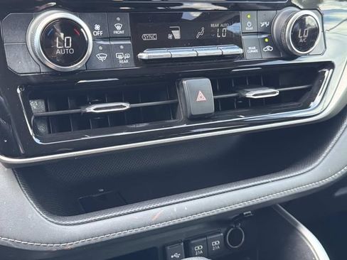 Used 2021 Toyota Highlander L FWD image 27