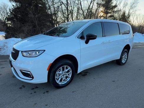 Used 2024 Chrysler Pacifica Touring image 3