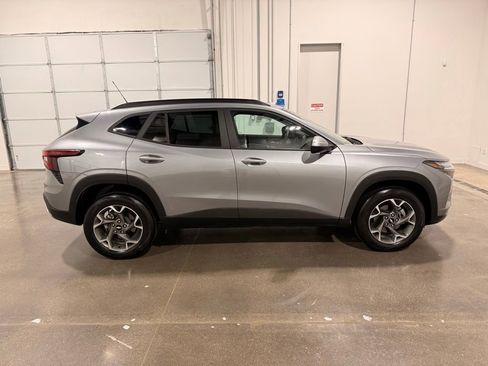 Used 2025 Chevrolet Trax LT FWD image 4