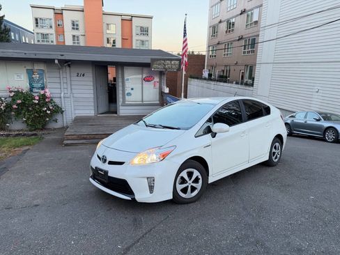 Used 2015 Toyota Prius Two FWD image 1