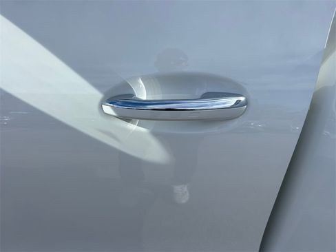 Used 2025 Mercedes-Benz GLC 300 4MATIC image 16