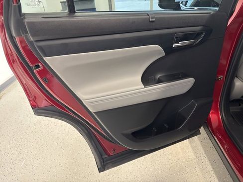 Used 2022 Toyota Highlander XLE image 42