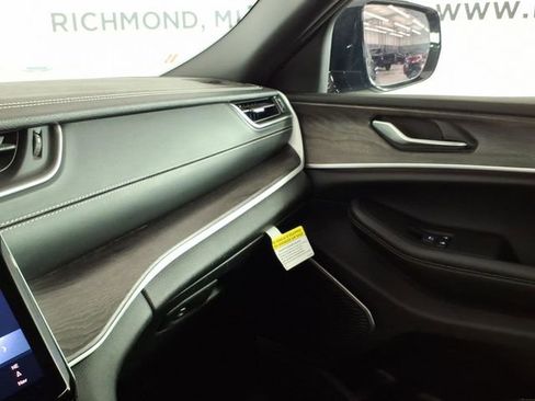 Used 2024 Jeep Grand Cherokee L Limited w/ Luxury Tech Group II AWD/4WD image 23