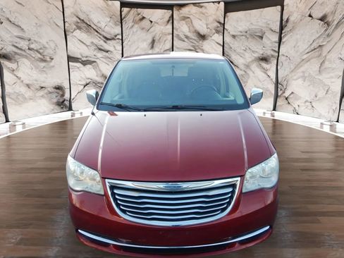 Used 2013 Chrysler Town & Country Touring-L image 3