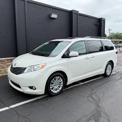 Used 2017 Toyota Sienna XLE Premium FWD image 1