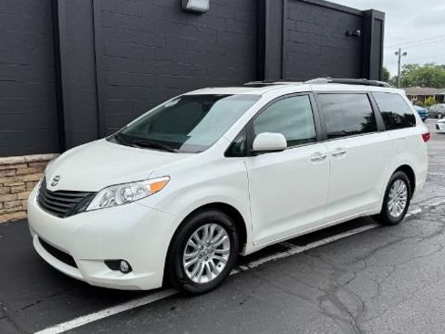 Used 2017 Toyota Sienna XLE Premium FWD image 1