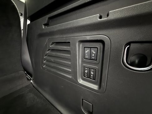 Used 2024 Chevrolet Traverse RS image 32