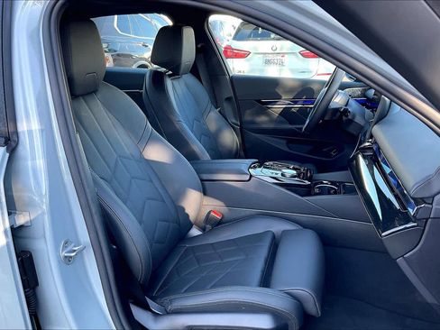 Used 2025 BMW i5 eDrive40i w/ M Sport Package image 10