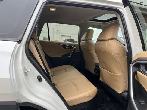 Used 2021 Toyota RAV4 XLE Premium image 31