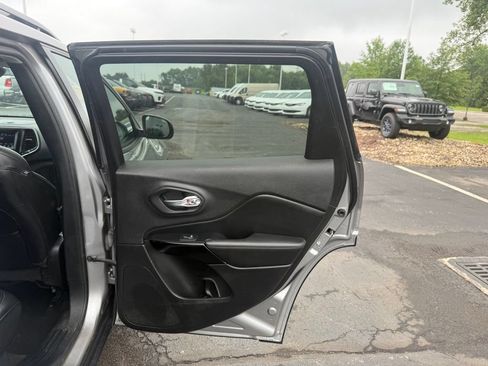 Used 2021 Jeep Cherokee Latitude Plus AWD/4WD image 44
