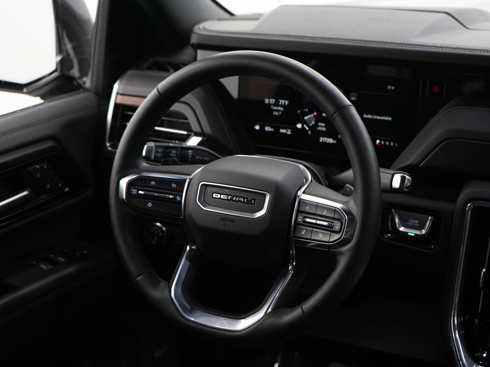 Used 2025 GMC Yukon Denali AWD/4WD image 17