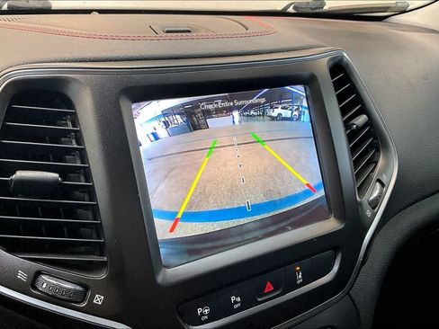 Used 2019 Jeep Cherokee Trailhawk AWD/4WD image 16