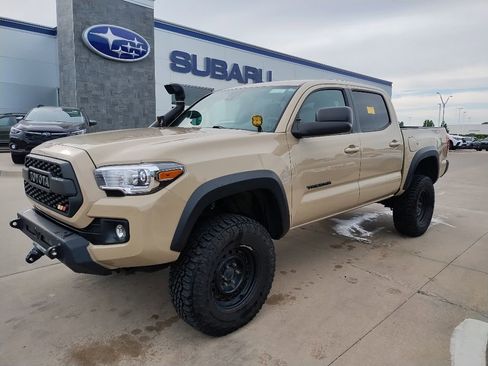 Used 2019 Toyota Tacoma TRD Off-Road AWD/4WD image 2