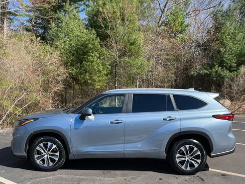 Used 2023 Toyota Highlander XLE image 2