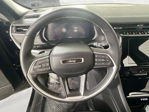 Used 2023 Jeep Grand Cherokee Altitude AWD/4WD image 11