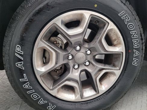 Used 2019 Jeep Cherokee Trailhawk AWD/4WD image 31