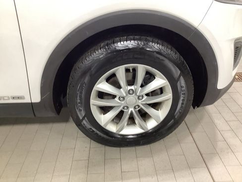 Used 2016 Kia Sorento LX image 12
