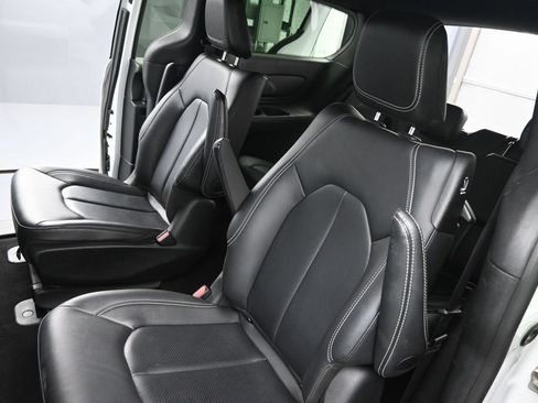 Used 2024 Chrysler Pacifica Limited FWD image 15