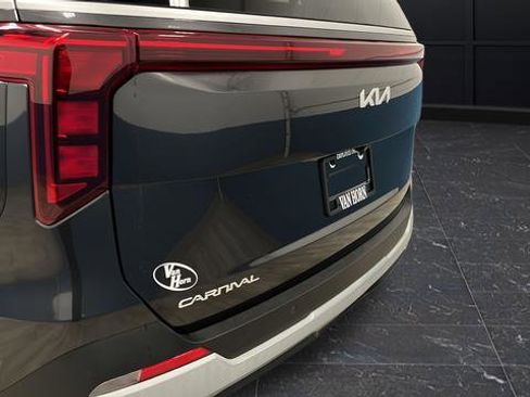 Used 2025 Kia Carnival FWD image 38