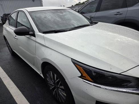 Used 2025 Nissan Altima 2.5 SV FWD image 3
