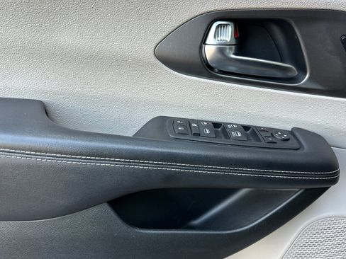 Used 2023 Chrysler Pacifica Touring-L FWD image 11