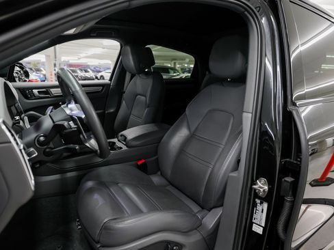 Certified 2023 Porsche Cayenne Platinum Edition image 5