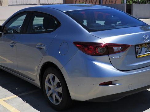 Used 2015 MAZDA MAZDA3 i SV FWD image 3