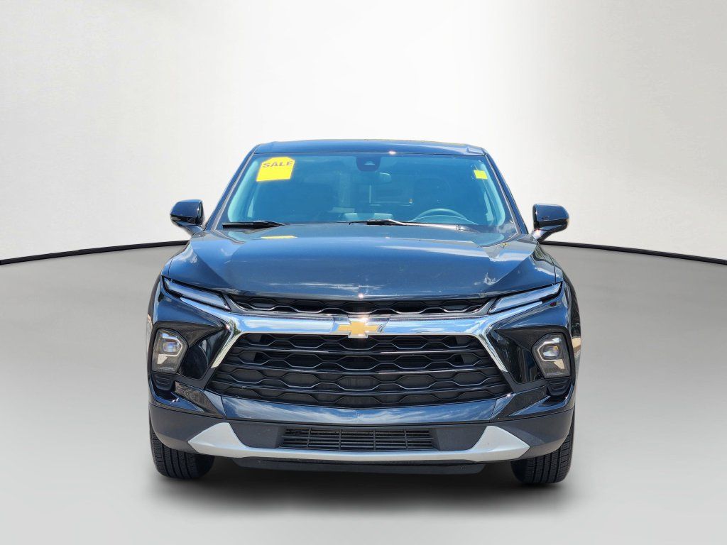 Used 2025 Chevrolet Blazer LT FWD image 2