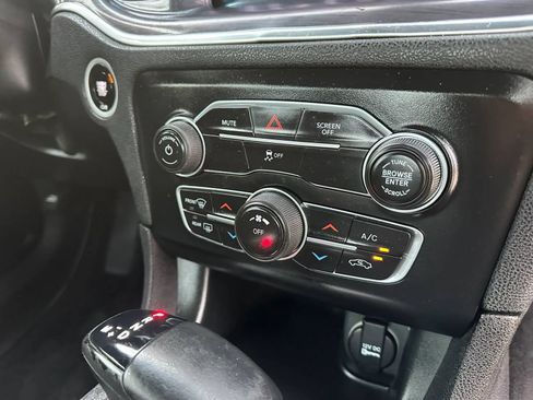 Used 2017 Dodge Charger SE RWD image 30