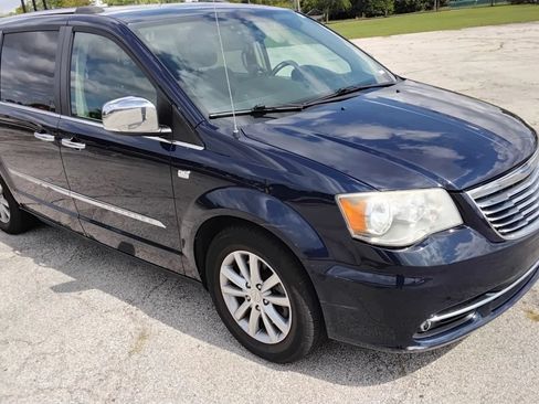 Used 2014 Chrysler Town & Country Touring-L FWD image 3